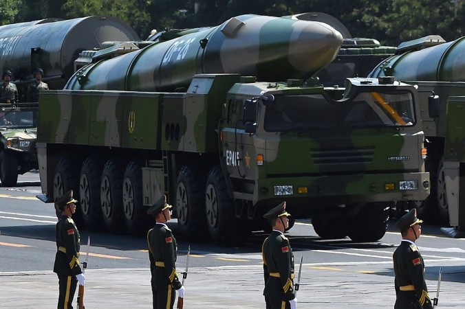 Баллистические ракеты DF-26 на военном параде на площади Тяньаньмэнь в Пекине 3 сентября 2015 года. Фото: Greg Baker/AFP/Getty Images | Epoch Times Россия
