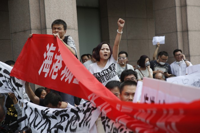 Китайские жители протестуют за пределами отеля, где власти проводят пресс-конференцию в Тяньцзине после крупных химических взрывов, 17 августа, 2015 г. Фото: STR/AFP/Getty Images | Epoch Times Россия