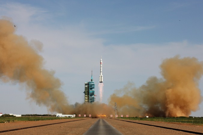 11 июня 2013 года ракета Long March-2F с китайским пилотируемым космическим кораблём «Шэньчжоу-10» была запущена из стартового пускового центра Цзюцюань в Китае. Фото: VCG/VCG via Getty Images | Epoch Times Россия