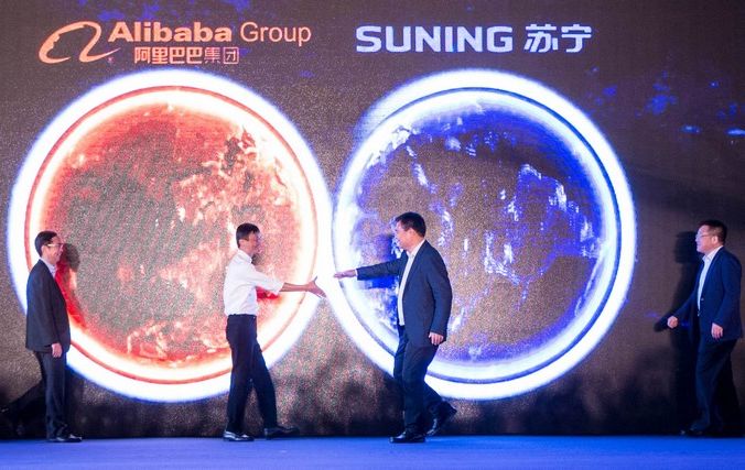 Китайский интернет-гигант Alibaba выплатил 28,3 млрд юаней ($ 4,6 млрд) на почти 20-процентную долю в потребительской электроники розничной торговли Suning, 10 августа  2015 год. Фото: STR/AFP/Getty Images | Epoch Times Россия