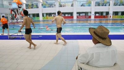 Китайские вузы заставят студентов плавать