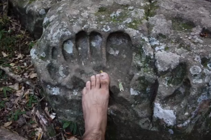 Гигантский след, обнаруженный в Парагвае. Скриншот/Youtube | Epoch Times Россия