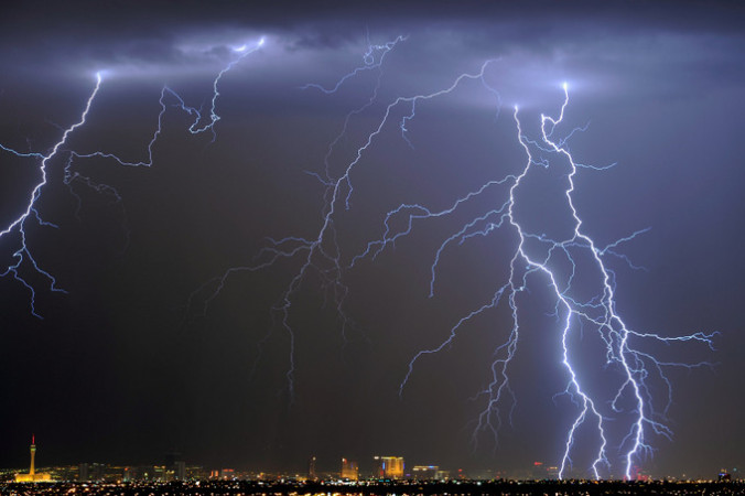 Вспышки молний в Лас-Вегасе, штат Невада. Фото: Ethan Miller/Getty Images | Epoch Times Россия