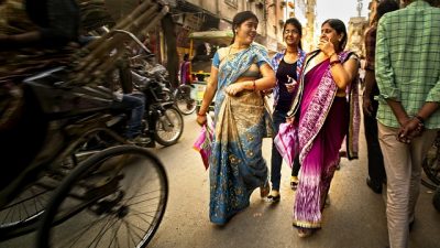 Современная жизнь диктует новые цвета в индийской моде