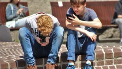 Если ребёнок 3 часа сидит со смартфоном, у него возрастает риск самоубийства