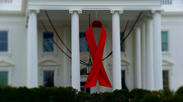 Красная ленточка висит на белом доме в День борьбы со СПИДом 1 декабря. Ленточка является символом солидарности с ВИЧ-положительными людьми и живущими со СПИДом. Фото: Фото: Ted Eytan/flickr.com/CC BY-SA 2.0 | Epoch Times Россия
