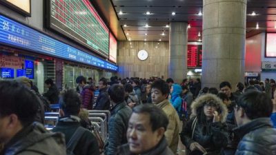 На шаг ближе к тотальному контролю: китайцам, не соответсвующим критериям социального рейтинга, запретят использовать самолёты и поезда