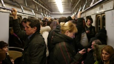 Пассажир в метро заметил, как девушка залезла в карман старика. Он не остановил её, а… зауважал