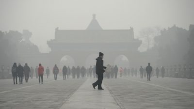 Отравляющий смог накрыл Пекин только за март дважды. Люди уже устали носить маски