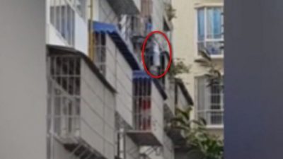 (Видео) 60-летний дедушка спас ребёнка, висящего на уровне третьего этажа