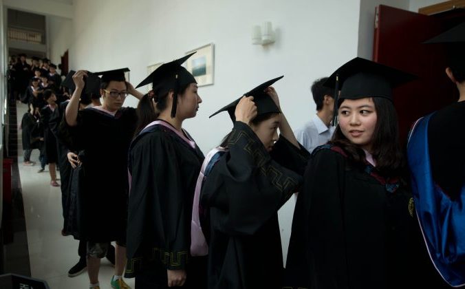 Студенты стоят в очереди, чтобы получить диплом об окончании Столичного педагогического университета. Пекин, 26 июня 2013 год. Ed Jones/AFP/Getty Images | Epoch Times Россия