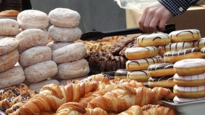 Жители городка скупают все пончики до обеда, чтобы пекарь больше времени проводил с больной женой