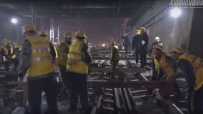(Видео) В Китае за ночь рабочие успели заменить все рельсы на территории вокзала