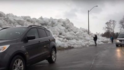 (Видео) Ледяное цунами изрядно напугало канадцев