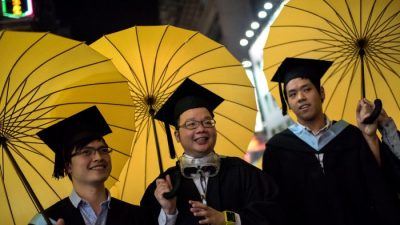Студенты университета Гонконга вышли за дипломами с зонтами