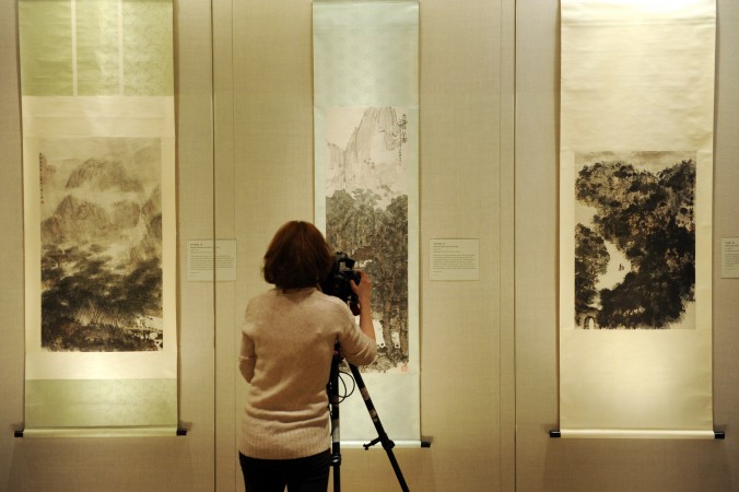 Женщина фотографирует китайскую живопись в Метрополитен-музее в Нью-Йорке, 20 января 2012 года. Фото: Stan Honda/AFP/Getty Images | Epoch Times Россия