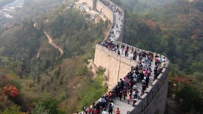 Китайские пограничники будут проверять у иностранных туристов переписку в мессенджерах
