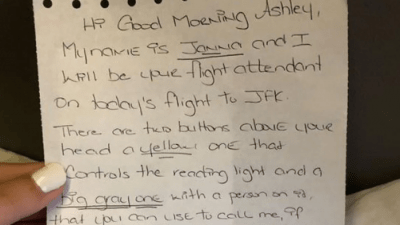 Глухая девочка-подросток впервые летела одна на самолёте и очень волновалась, но стюардесса написала ей записку