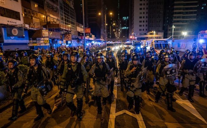 Силовики возле полицейского участка Монгкока во время противостояния с протестующими после антиправительственного митинга в Гонконге 1 сентября 2019 года. Фото: Anthony Kwan/Getty Images | Epoch Times Россия
