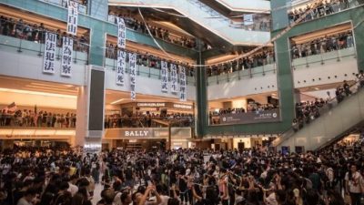 Очередные выходные в Гонконге: столкновения между протестующими и полицией ужесточились