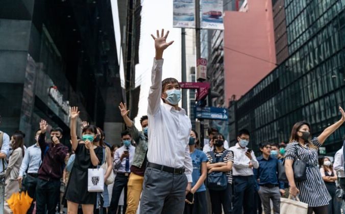 Протестующие в масках занимают улицу в центральном районе Гонконга, 14 ноября 2019 года. Anthony Kwan/Getty Images | Epoch Times Россия