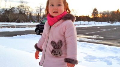 Босая 3-летняя девочка провела ночь на 20-градусном морозе. На её счастье, один рабочий опоздал на автобус