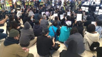 Протестующие в Гонконге провели сидячие забастовки в торговых центрах, чтобы отметить 5 месяцев со дня нападения на станции метро