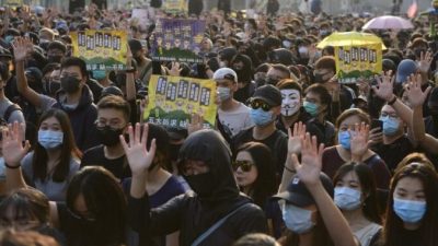 380000 гонконгцев снова вышли на марш с призывами к свободе и демократии