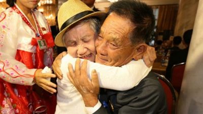 (Видео) 92-летняя мать из Южной Кореи встретилась с сыном в Северной Корее после 68 лет разлуки. Кто знает, возможно, эта встреча последняя