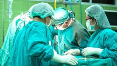 Впервые хирурги Нигерии разделяли сиамских близнецов. Операция длилась 13 часов с участием 78 врачей