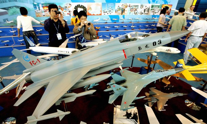 Модель FC-1, одного из истребителей китайского режима, демонстрируется на авиашоу в Чжухай в Китае 31 октября 2004 года. Китайский режим может начать разработку самолетов FC-1 вместе с Аргентиной. Фото: Mike Clarke/AFP/Getty Images | Epoch Times Россия