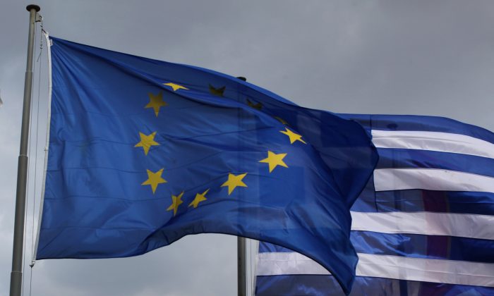 Флаги ЕС и Греции развеваются перед Парфеноном на Акрополе 17 февраля 2012 года в Афинах, Греция. (Оли Скарфф / Getty Images) | Epoch Times Россия
