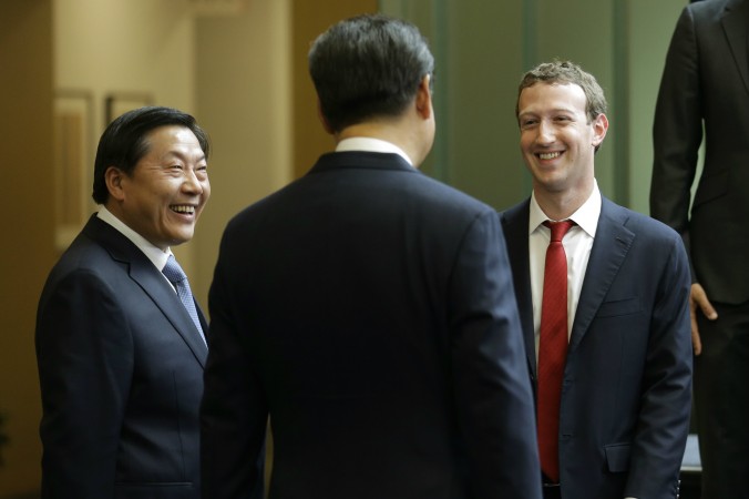 Китайский лидер Си Цзиньпин (в центре) говорит с главой Фэйсбук Марком Цукербергом. Рядом стоит Лу Вэй, который отвечает за Интернет в Китае и кибербезопасность, Вашингтон, 23 сентября 2015 г. Фото: Ted S. Warren-Pool/Getty Images | Epoch Times Россия