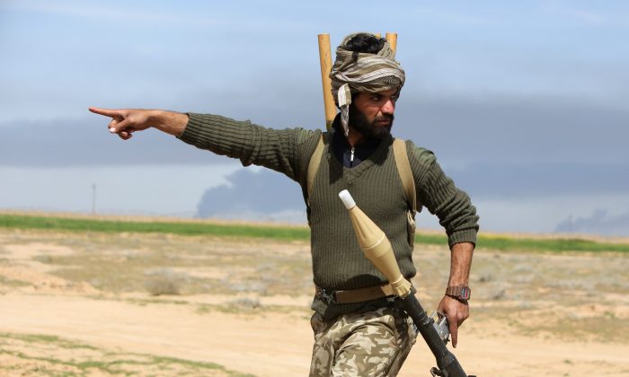 Иракский шиитский боец ​​и член отряда народной мобилизации Ирака, поддерживающий иракские правительственные силы в битве против пунктов Исламского государства (ИГ). Фото: AHMAD AL-RUBAYE/AFP/Getty Images | Epoch Times Россия