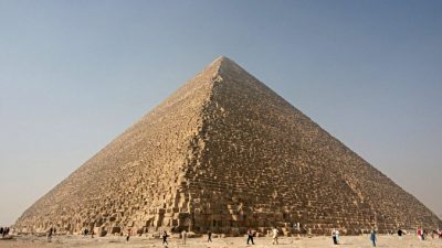 Пирамида Хеопса слегка наклонена