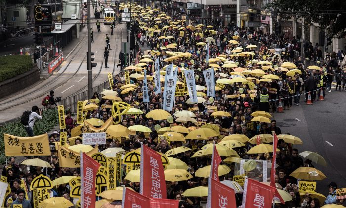Демонстранты маршируют за демократию в Гонконге 1 февраля 2015 г. (Philippe Lopez / AFP / Getty Images) | Epoch Times Россия