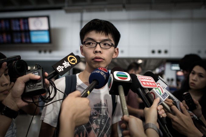 Гонконгский активист студенческого движения Джошуа Вон общается с прессой в международном аэропорту Гонконга 26 мая 2015 года. 26 мая власти Малайзии не пустили его в страну, куда он прилетел, чтобы принять участия в форуме 3 июня, накануне 26 годовщины «бойни» на площади Тяньаньмэнь в Пекине. Фото: Philippe Lopez/AFP/Getty Images | Epoch Times Россия