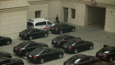 Китайские чиновники сдадут ключи от машин