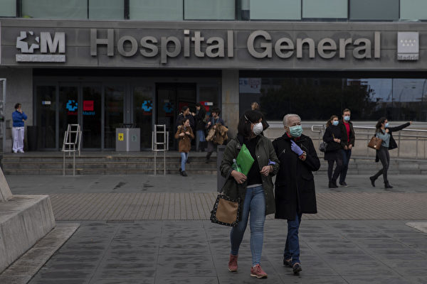 Люди в масках и перчатках покидают больницу Ла-Паса, Мадрид, Испания,16 марта 2020. Pablo Blazquez Dominguez/Getty Images | Epoch Times Россия