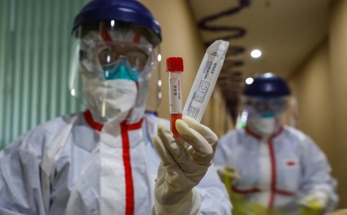 Медицинский работник показывает пробирку после взятия образцов у человека для тестирования на новый коронавирус, Ухань, Китай, 4 февраля 2020 года. STR / AFP через Getty Images | Epoch Times Россия