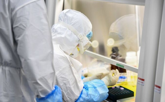 Лаборант работает с пробами коронавируса в лаборатории Уханя. 6 февраля, 2020 года. STR/AFP via Getty Images | Epoch Times Россия