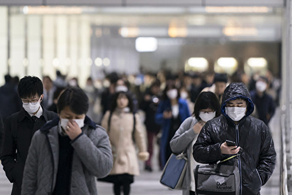 Пешеходы в масках идут через подземный переход, 13 февраля 2020, Токио, Япония. Tomohiro Ohsumi/Getty Images | Epoch Times Россия