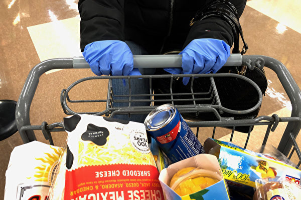 Покупатель в перчатках в супермаркете в Согасе, штат Массачусетс, 13 марта 2020 года  JOSEPH PREZIOSO/AFP via Getty Images | Epoch Times Россия