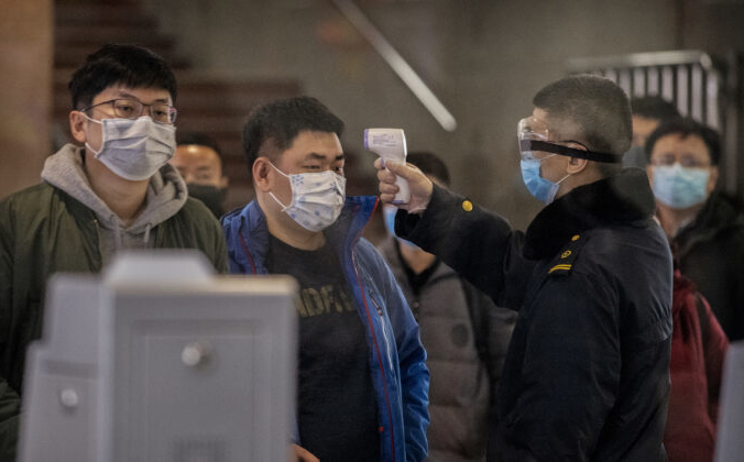 Пассажира тестируют на вокзале в Пекине, Китай, 23 января 2020 года. Kevin Frayer / Getty Images | Epoch Times Россия