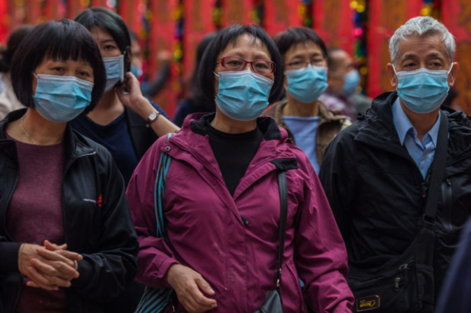 Люди в масках в Гонконге, 25 января, 2020 года.  DALE DE LA REY/AFP via Getty Images | Epoch Times Россия