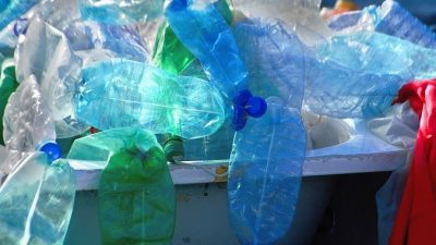 Камерунец придумал, как применить пластиковые бутылки, загрязняющие водоёмы. И его идеи всем понравились!