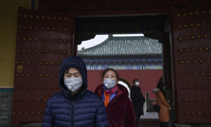 Посетители в защитных масках посещают Храм Неба в Пекине, Китай, на фоне вспышки коронавируса 27 января 2020 г. (Кевин Фрайер / Getty Images) | Epoch Times Россия