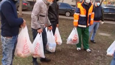Группа таджикских волонтёров раздаёт продукты трудовым мигрантам и не только