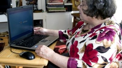 (Видео) Бабушка-инвалид записала видео с советами, которые отлично подходят людям во время самоизоляции