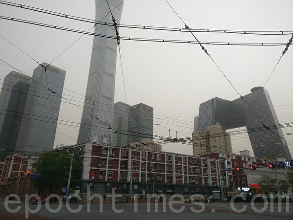Район Чаоян в Пекине окутан смогом, 27 апреля 2020 года. The Epoch Times | Epoch Times Россия